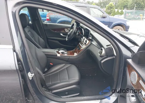 2015 Mercedes-Benz C 300 4Matic z USA, uszkodzony, nr VIN 55SWF4KB4FU030464